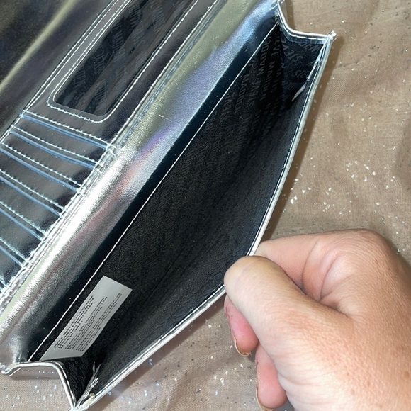 Brand New Steve Madden Pink Floral Print Box Logo Bar Silver Tone Trifold Wallet - Picture 13 of 14